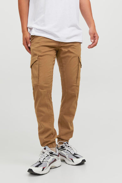 Pantalon cargo marron par JACK & JONES JEANS INTELLIGENCE, avec poches cargo et ourlets élastiques, porté avec un t-shirt blanc et des baskets.