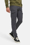 Grijze chino van JACK & JONES JEANS INTELLIGENCE, met cargozakken en zichtbare stikseldetails.