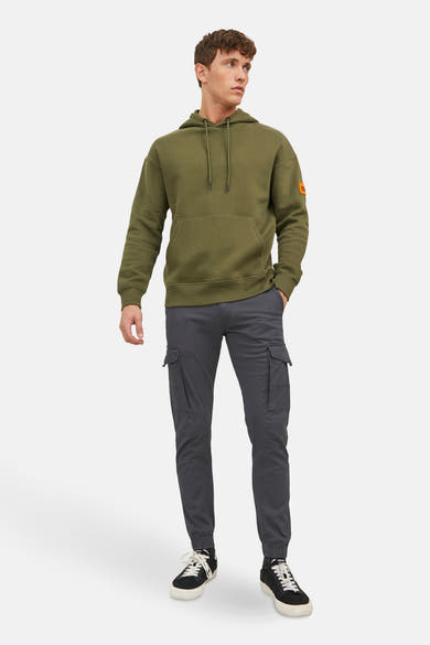 Chino gris par JACK & JONES JEANS INTELLIGENCE porté avec un sweat à capuche kaki et des baskets noires.