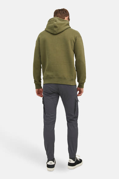Grijze chino van JACK & JONES JEANS INTELLIGENCE met cargozakken, gedragen met een kaki groene hoodie.