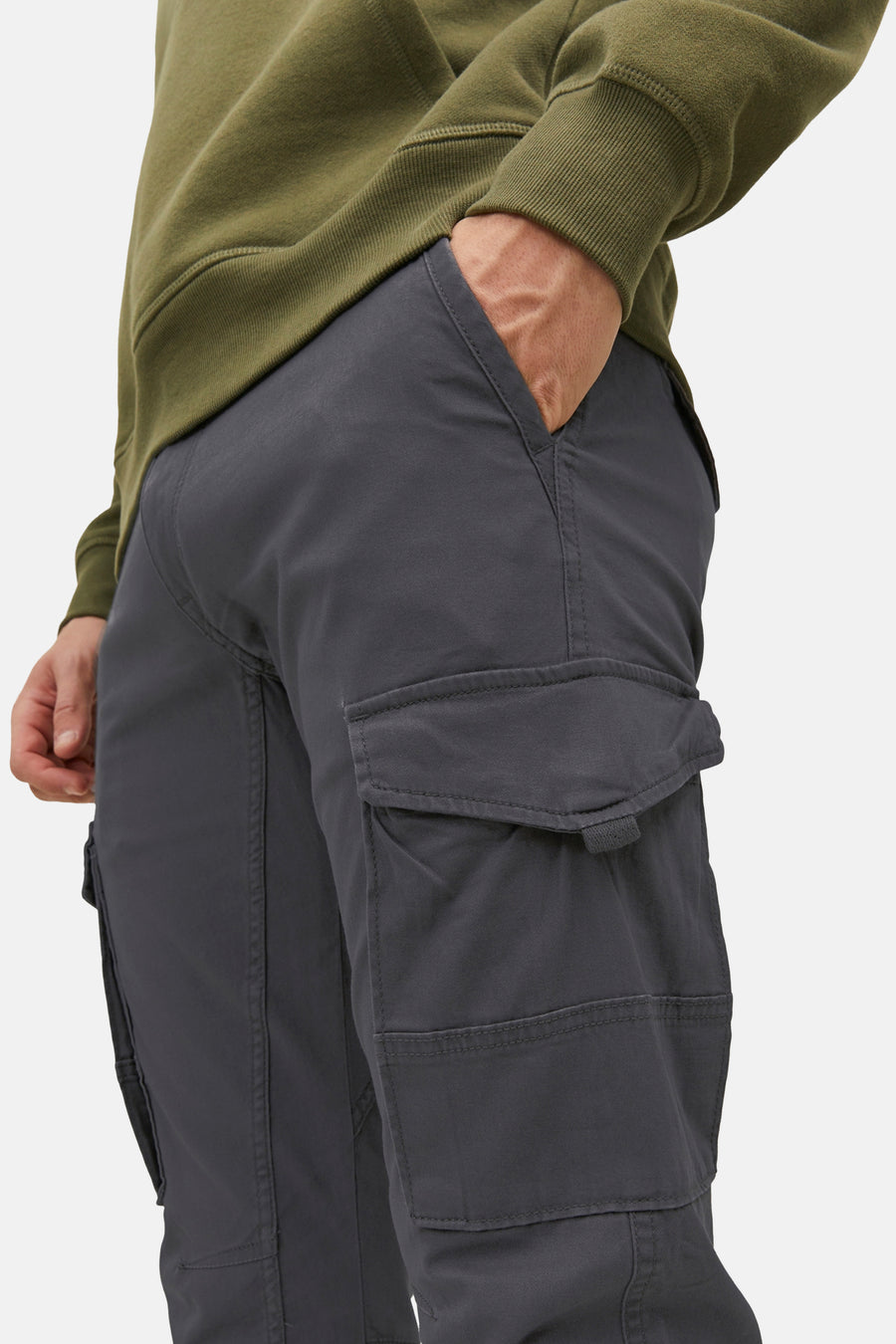 Chino gris par JACK & JONES JEANS INTELLIGENCE, avec poches cargo et détails de couture apparents.
