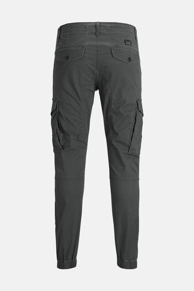 Grijze chino van JACK & JONES, met cargozakken en een taps toelopende pasvorm bij de enkel.