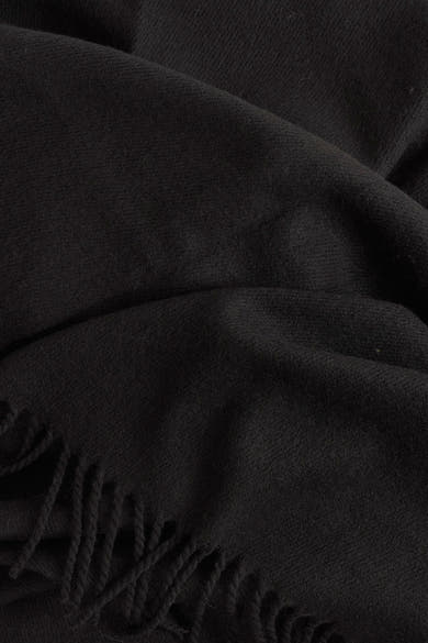 Écharpe noire par ACCESSORIES BY JACK & JONES en tissu doux et texturé avec des franges décoratives.