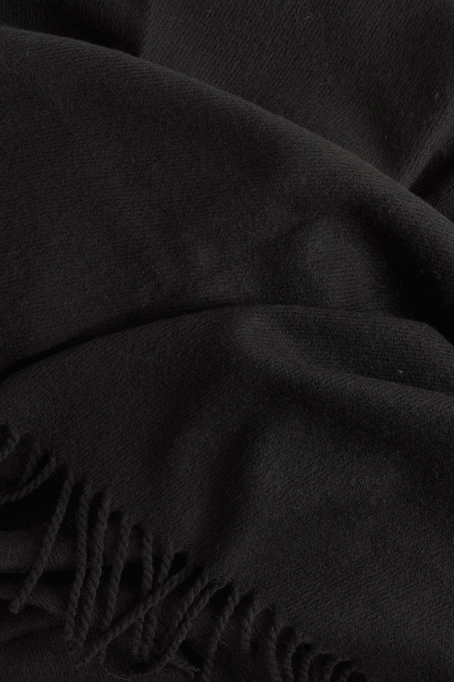 Écharpe noire par ACCESSORIES BY JACK & JONES en tissu doux et texturé avec des franges décoratives.