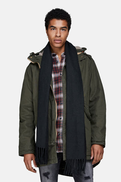 Écharpe noire par Accessories by Jack & Jones, avec franges, portée avec une chemise à carreaux et une parka