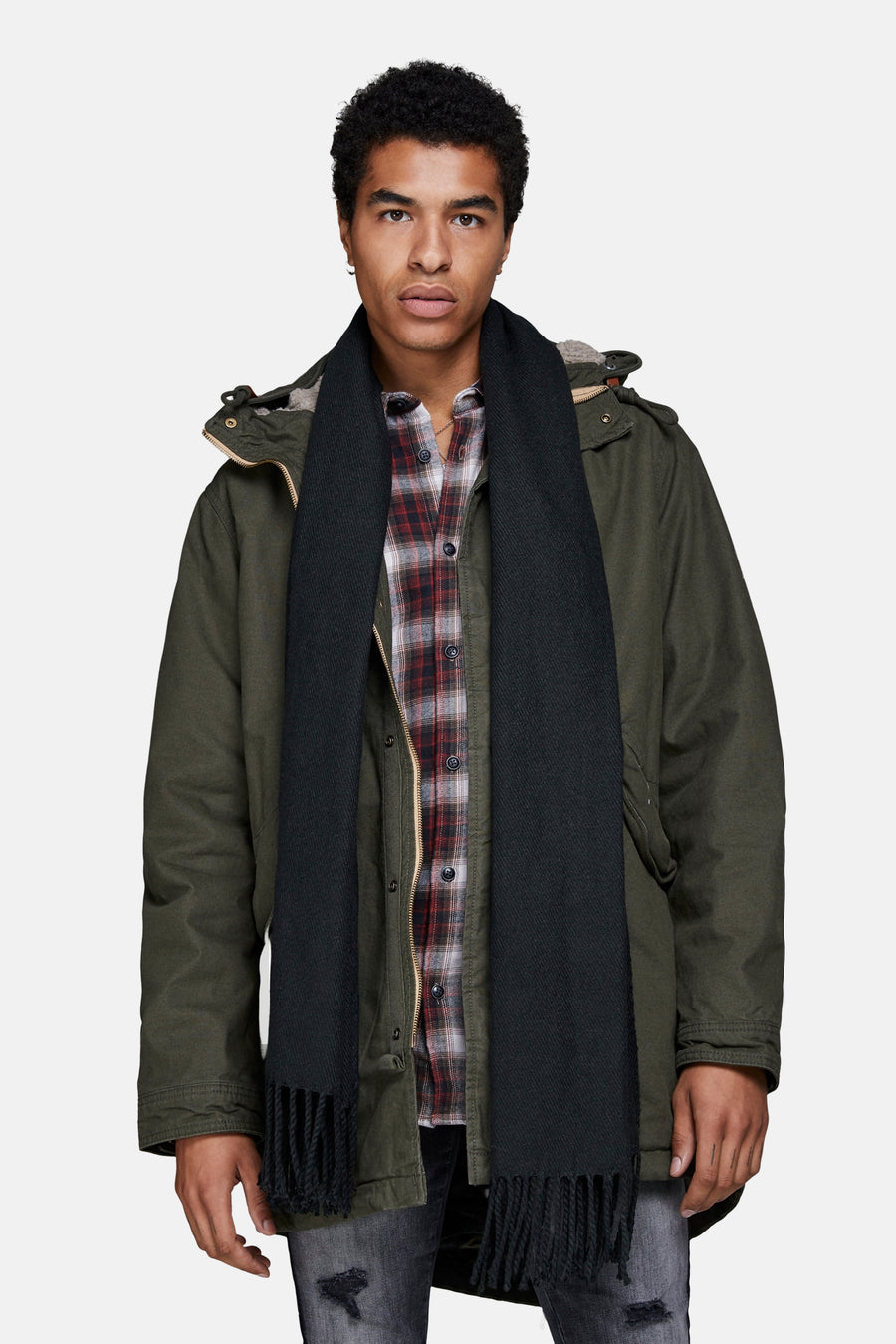 Écharpe noire par Accessories by Jack & Jones, avec franges, portée avec une chemise à carreaux et une parka