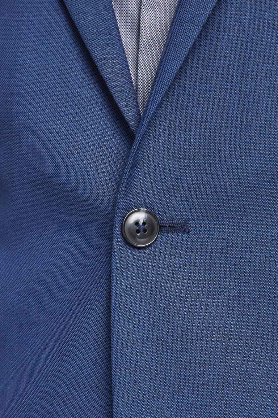 Blauwe blazer van PREMIUM by JACK & JONES, met zwarte knoop en discrete textuur.