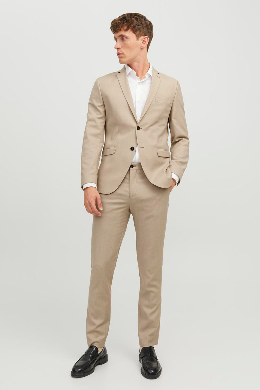 Beige blazer van PREMIUM by JACK & JONES, gedragen met een wit overhemd en zwarte schoenen.