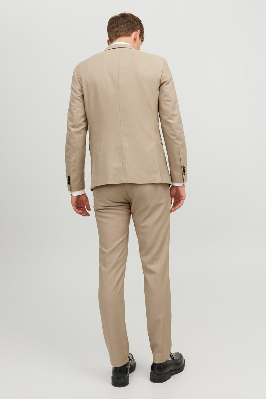 Beige blazer van PREMIUM by JACK & JONES, gedragen met een bijpassende broek, achterzicht.