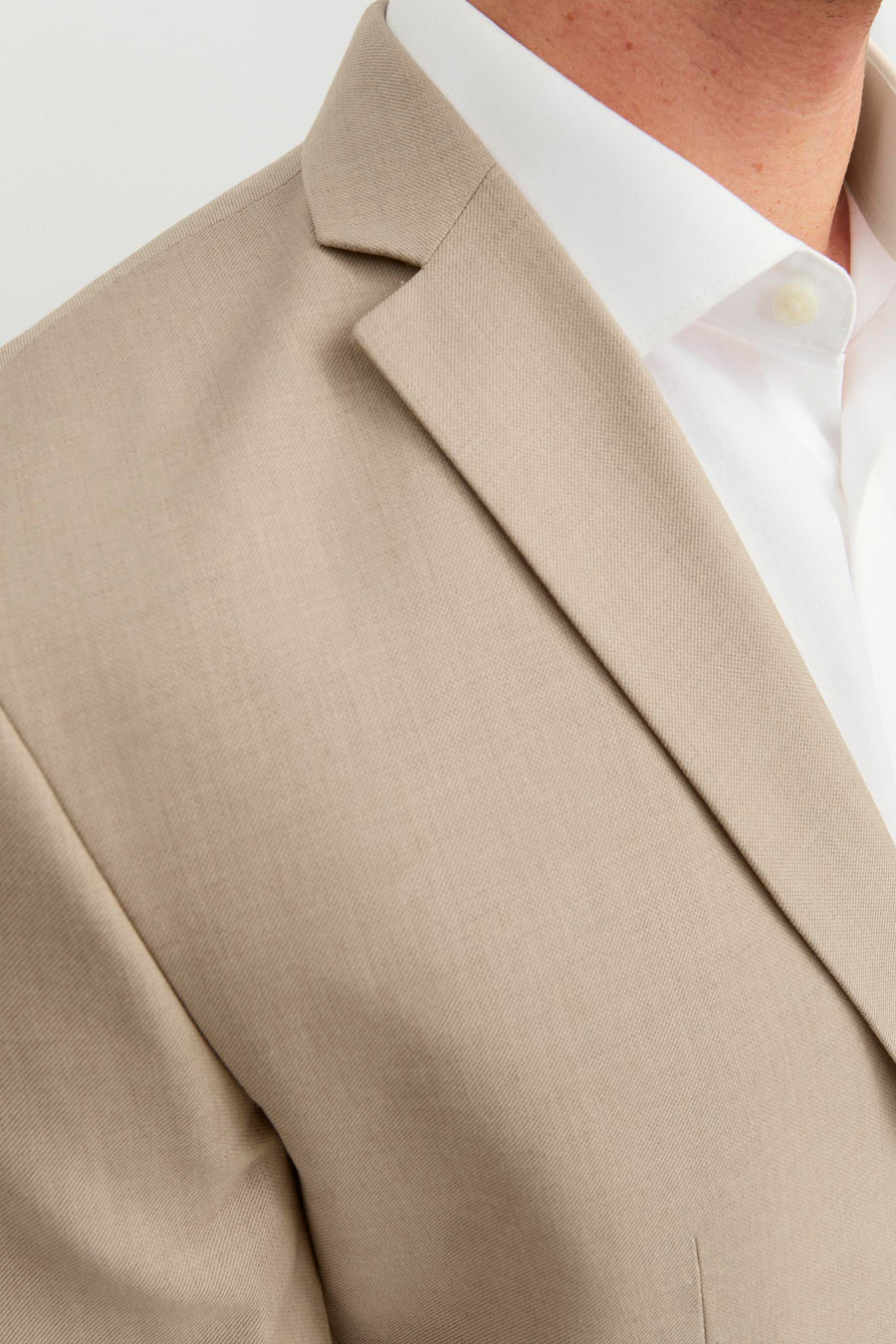 Beige blazer van PREMIUM by JACK & JONES, met een zichtbare witte overhemdkraag.