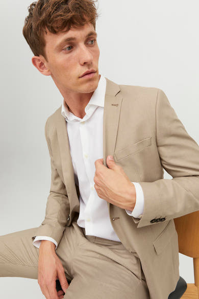 Beige blazer van PREMIUM by JACK & JONES gedragen met een wit overhemd, zittend model.