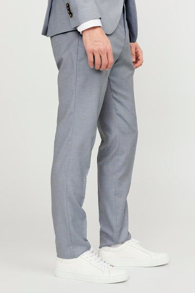 Blauwe kostuumbroek van PREMIUM by JACK & JONES, gedragen met witte sneakers.