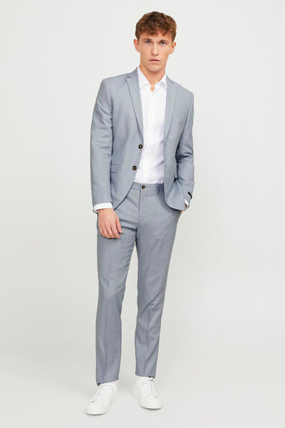 Blauwe kostuumbroek van PREMIUM by JACK & JONES gedragen met een wit overhemd en witte sneakers.
