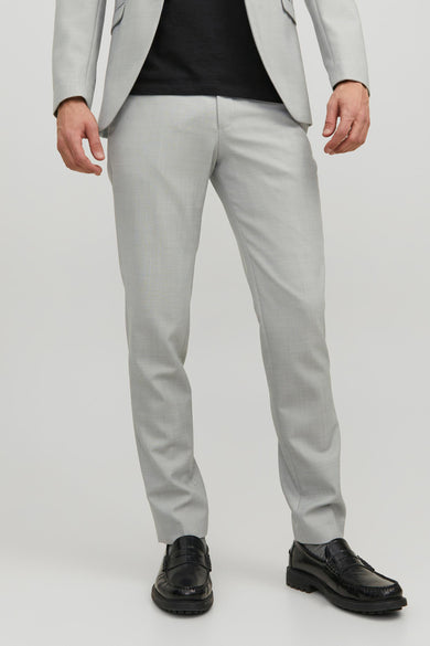 Pantalon de costume gris de PREMIUM BY JACK & JONES, porté avec une veste et des mocassins noirs.