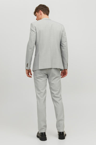 Pantalon de costume gris par PREMIUM BY JACK & JONES, porté avec une veste assortie, vue de dos.