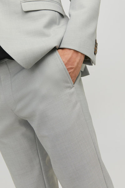 Grijze kostuumbroek van PREMIUM BY JACK & JONES, met een hand in de zak.