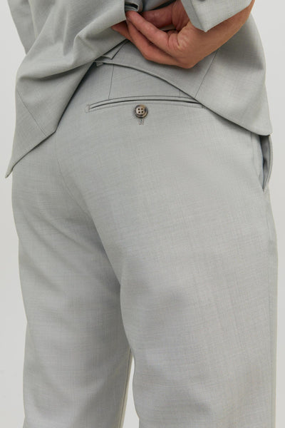 Grijze kostuumbroek van PREMIUM BY JACK & JONES, detail met knoopzak achteraan.