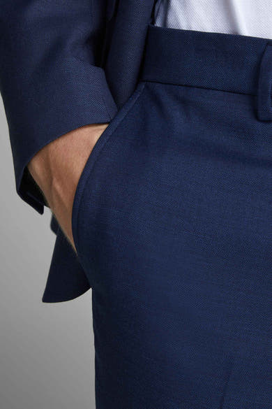 Blauwe kostuumbroek van PREMIUM by JACK & JONES, met een hand in de zak.