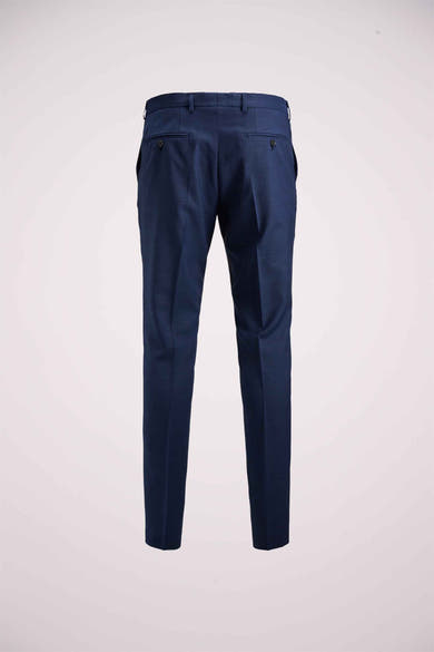Blauwe kostuumbroek van PREMIUM by JACK & JONES, met achterzakken met knoopsluiting, op een neutrale achtergrond.