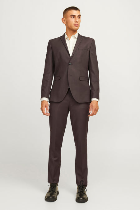 Pantalon de costume brun par PREMIUM BY JACK & JONES, avec des chaussures noires à lacets.