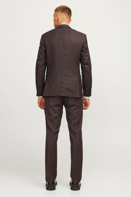 Pantalon de costume brun de Premium by Jack & Jones, vu de dos avec des chaussures noires.