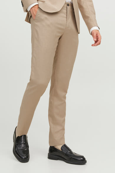 Pantalon de costume beige, de PREMIUM BY JACK & JONES, porté avec des mocassins noirs, en position debout.