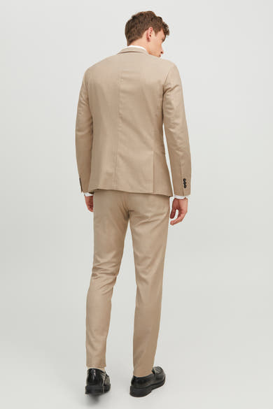 Pantalon de costume beige de PREMIUM BY JACK & JONES, porté avec des chaussures noires.