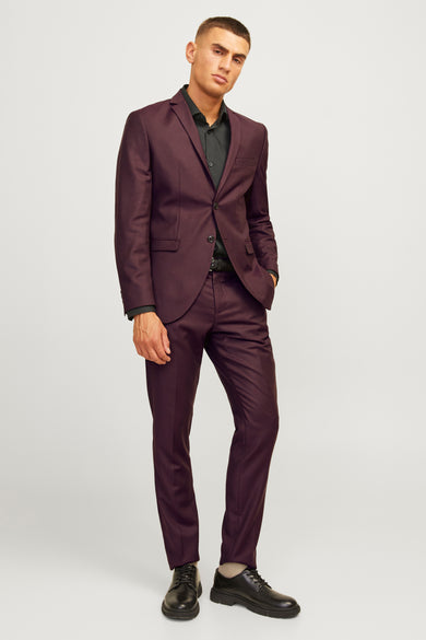 Pantalon de costume rouge par PREMIUM BY JACK & JONES, porté avec une chemise noire et des chaussures noires.
