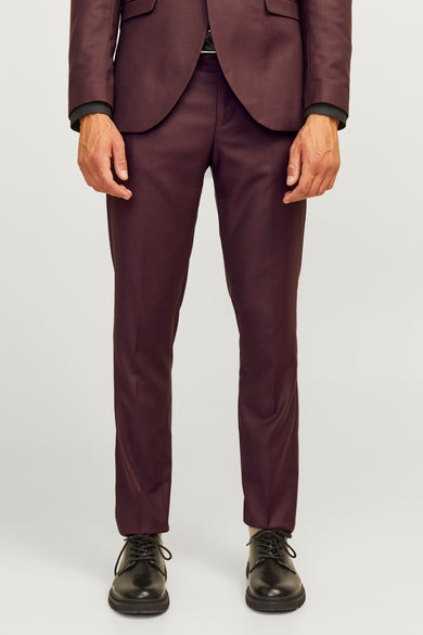 Pantalon de costume rouge par PREMIUM BY JACK & JONES, coupe slim, porté avec veste de costume assortie et chaussures noires.