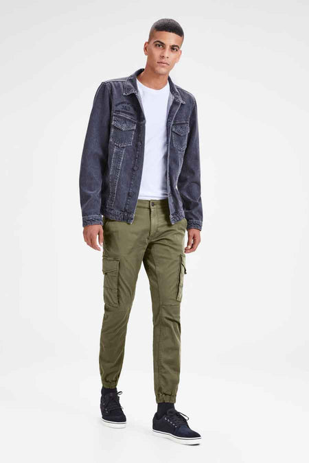Pantalon cargo vert de JACK & JONES JEANS INTELLIGENCE, porté avec un t-shirt blanc et une veste en jean.