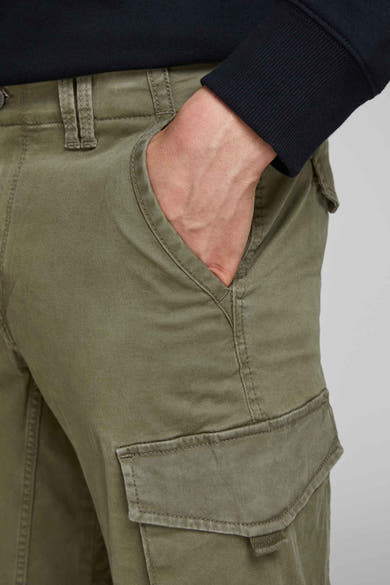 Pantalon cargo vert par JACK & JONES JEANS INTELLIGENCE avec poche latérale et main dans la poche.