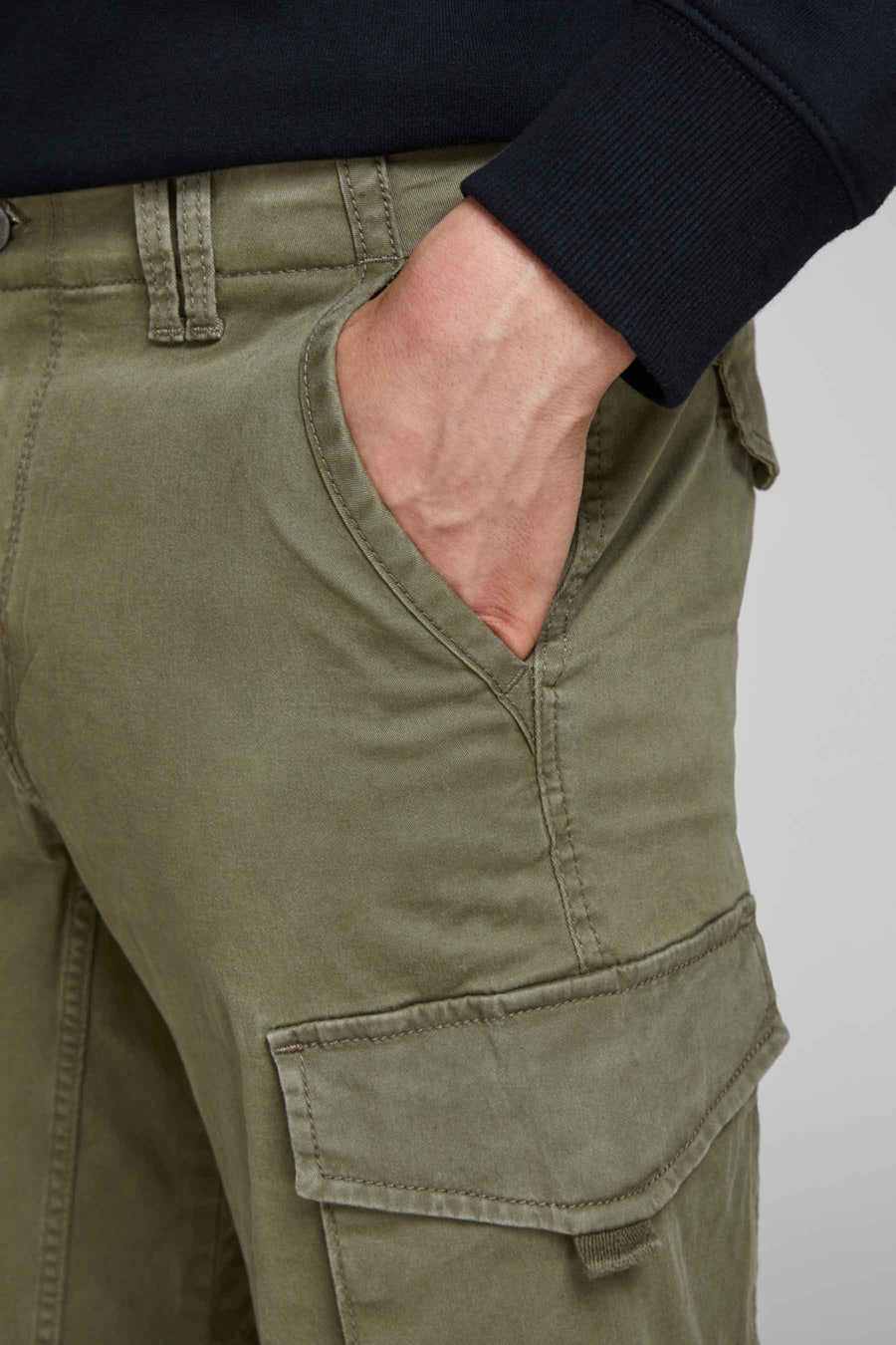 Pantalon cargo vert par JACK & JONES JEANS INTELLIGENCE avec poche latérale et main dans la poche.