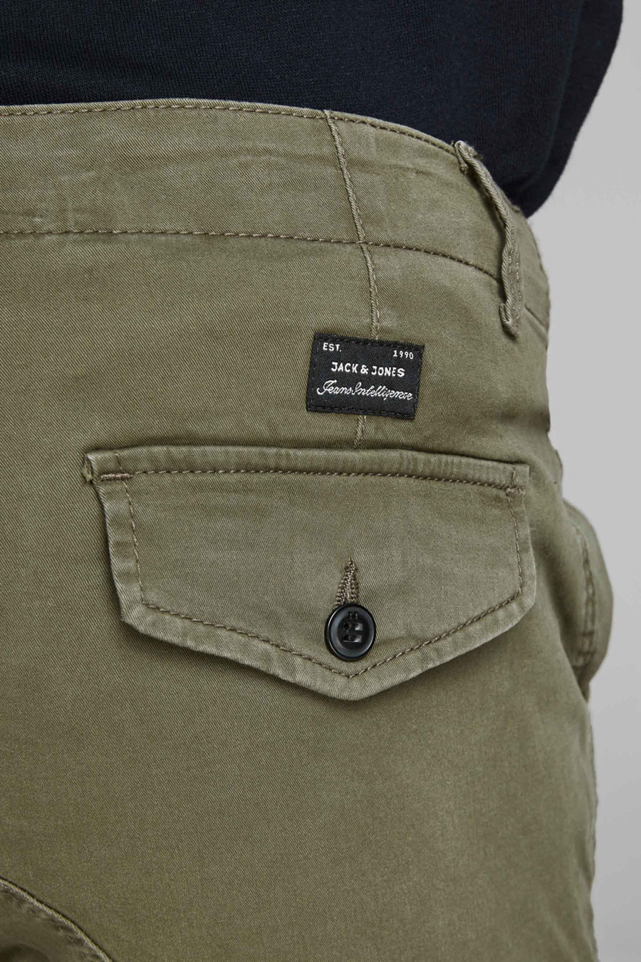 Pantalon cargo vert par JACK & JONES JEANS INTELLIGENCE avec poche à rabat boutonnée.