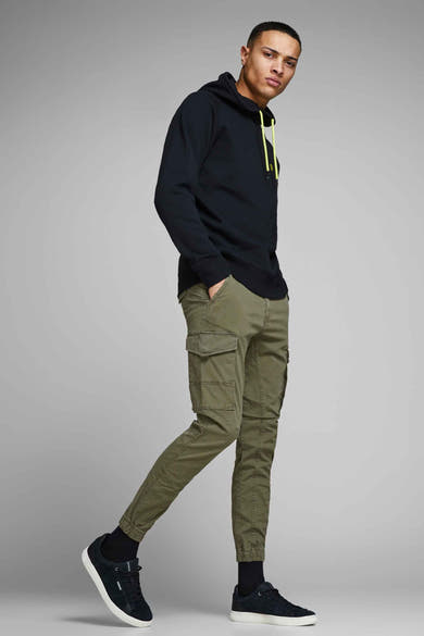 Pantalon cargo vert olive de JACK & JONES JEANS INTELLIGENCE, porté avec un sweat à capuche noir et des baskets basses.