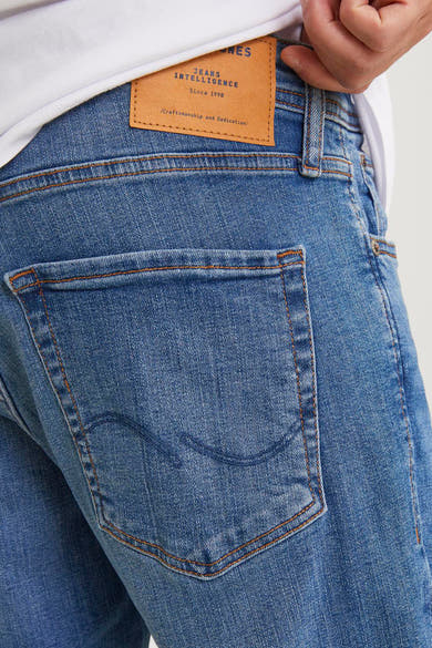 Slim fit jeans in medium blue denim van JACK & JONES JEANS INTELLIGENCE met een achterzak versierd met stiksels.