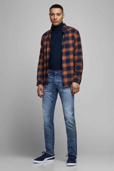 Jean slim bleu moyen de JACK & JONES JEANS INTELLIGENCE, porté avec un col roulé bleu marine et une chemise à carreaux.