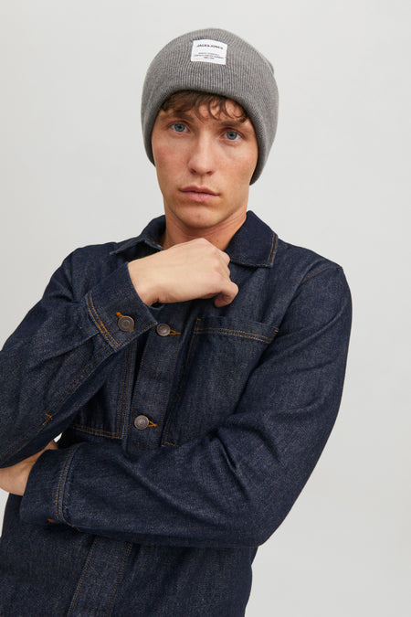 Grijze gebreide muts van ACCESSORIES BY JACK & JONES, gedragen met een donkerblauwe spijkerjas.