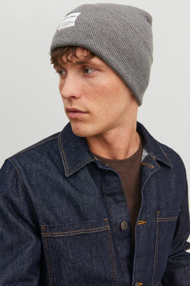 Grijze gebreide muts van ACCESSORIES BY JACK & JONES, gedragen met een indigoblauwe spijkerjas.