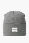 Grijze gebreide muts ACCESSORIES BY JACK & JONES, met een rechthoekig logo-patch op de rand genaaid.