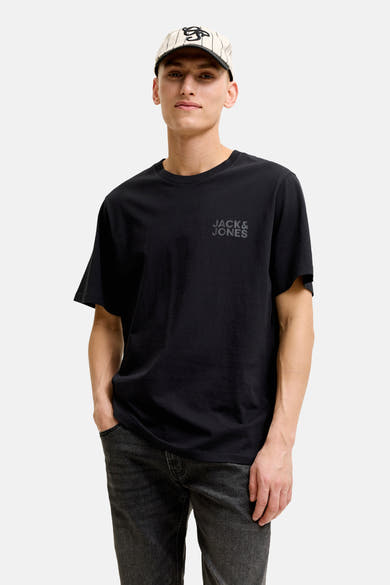 T-shirt noir à manches courtes de JACK & JONES avec logo ton sur ton sur la poitrine, porté par un homme.
