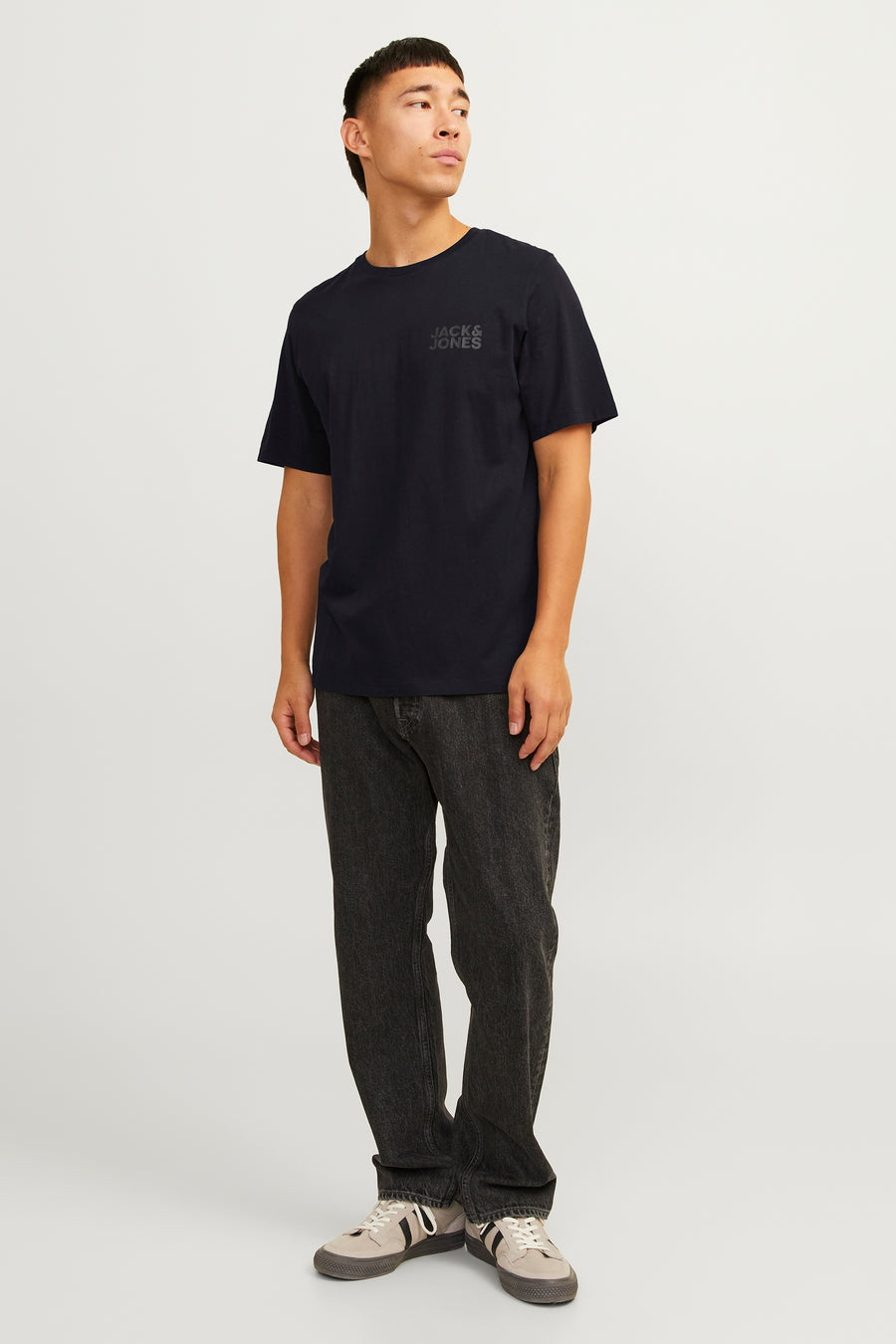 T-shirt à manches courtes noir de JACK & JONES, porté avec un pantalon noir délavé et des baskets.