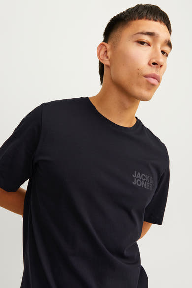T-shirt noir à manches courtes de JACK & JONES avec le logo discret sur la poitrine.
