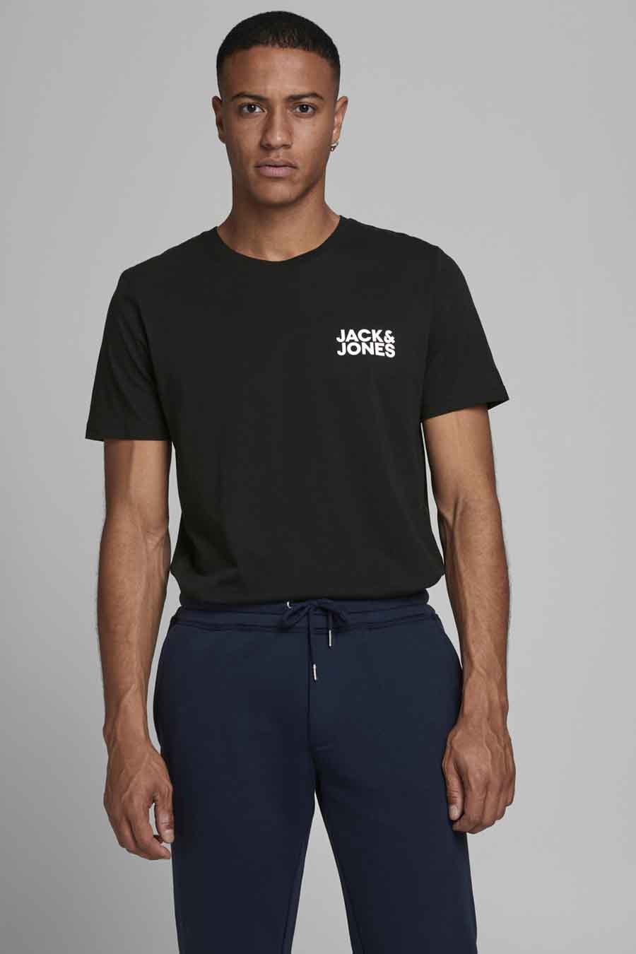 Zwart T-shirt met korte mouwen van JACK & JONES, gedragen met een marineblauwe joggingbroek.