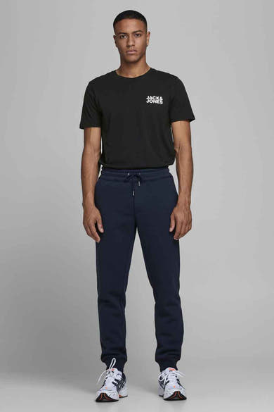 Zwart T-shirt met korte mouwen van JACK & JONES, gedragen met een marineblauwe joggingbroek en sportschoenen.
