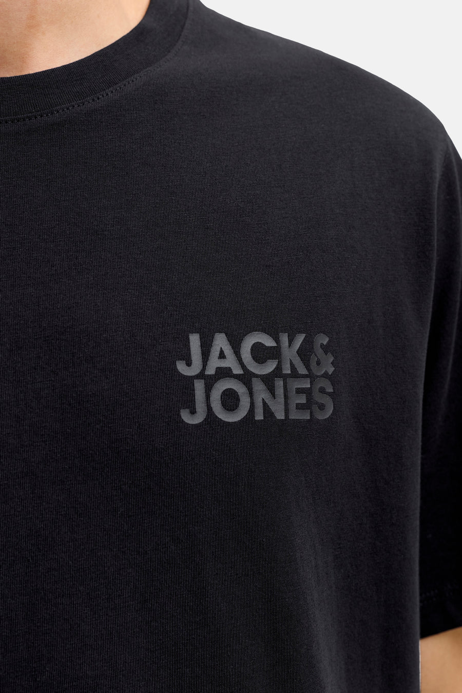 Zwart T-shirt met korte mouwen van JACK & JONES met een ton-sur-ton reliëflogo op de borst en een ronde hals.