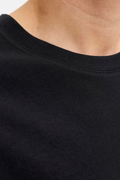 Zwart T-shirt met korte mouwen van JACK & JONES, van tricot, met geribde ronde hals, close-up van de nek.