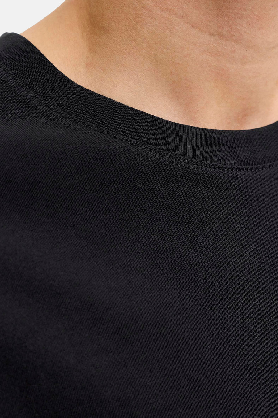 Zwart T-shirt met korte mouwen van JACK & JONES, van tricot, met geribde ronde hals, close-up van de nek.