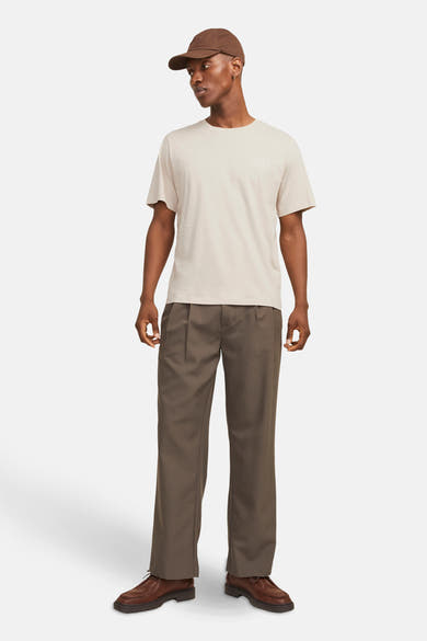 T-shirt beige à manches courtes de JACK & JONES, porté avec un pantalon marron et des chaussures en cuir.