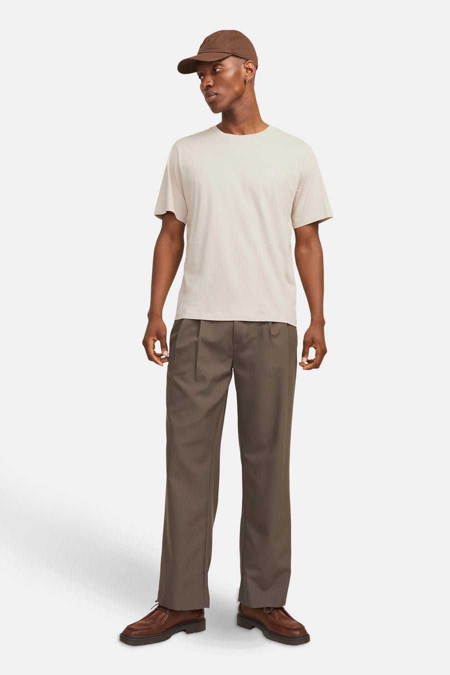 T-shirt beige à manches courtes de JACK & JONES, porté avec un pantalon marron et des chaussures en cuir.