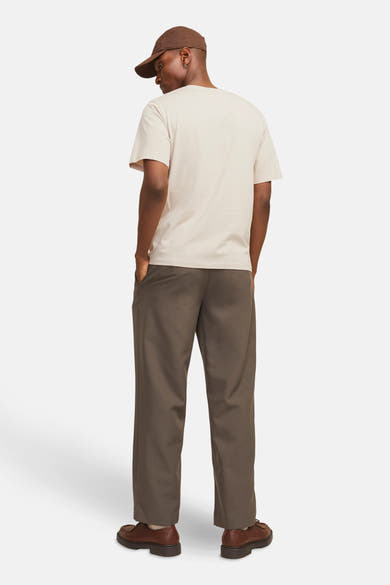 T-shirt à manches courtes beige de JACK & JONES, porté avec un pantalon marron, vue de dos.
